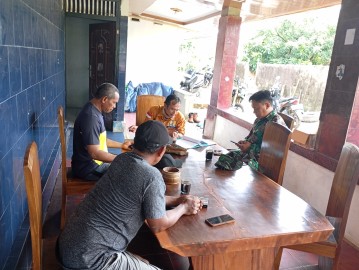 Satgas TMMD ke-125 Kodim 0406/Lubuklinggau Jalin Keakraban dengan Kepala Desa Kota Baru SP 7