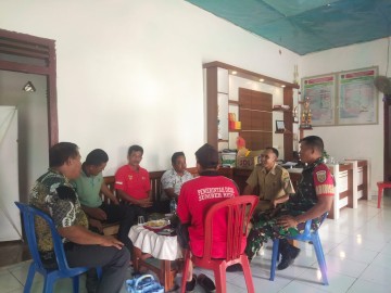 Sertu Tugianto jalin komsos Dengan perangkat desa binaan