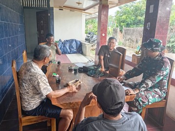 Kapten Czi Jati Priyono Jalin Keakraban dengan Aparatur Desa Kota Baru SP 7 dalam Rangka TMMD ke-125 Kodim 0406/Lubuklinggau