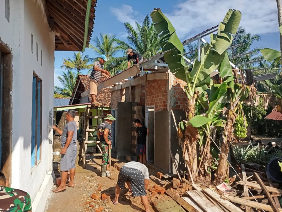 Pembangunan MCK oleh Satgas TMMD ke-125 Kodim 0406/Lubuklinggau di Desa Kota Baru SP 7 Memasuki Tahap Pemasangan Atap