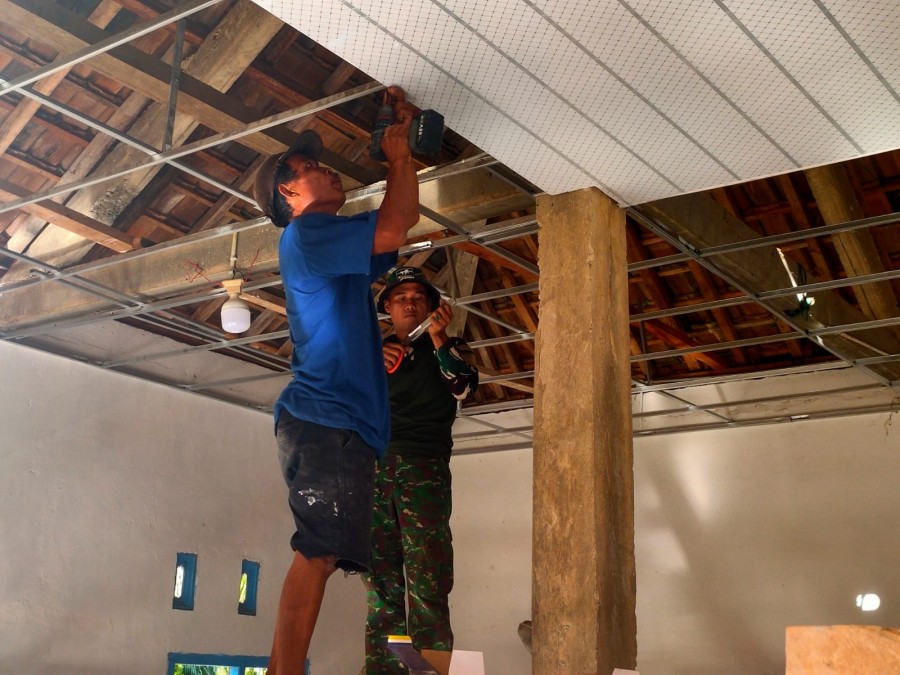 Serda Romadoni Pimpin Tahap Dasar Pengecatan Musola di TMMD ke-125 Kodim 0406/Lubuklinggau Di Desa Kota Baru Sp 7 Kecamatan Bts Ulu Kabupaten Musi Rawas