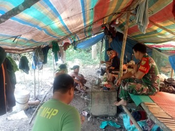 Babinsa Koramil 406-04/Muara Lakitan Serda Rudi Hartono jalin silahturahmi dengan masyarakat desa binaan