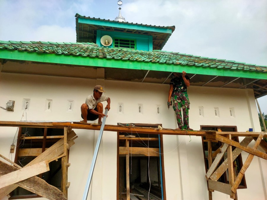 Satgas TMMD Ke-125 Kodim 0406/Lubuklinggau: Pekerjaan Perehaban Musola di Desa Kota Baru SP 7 Kecamatan Bts Ulu Kabupaten Musi Rawas Masuki Tahap Plafon