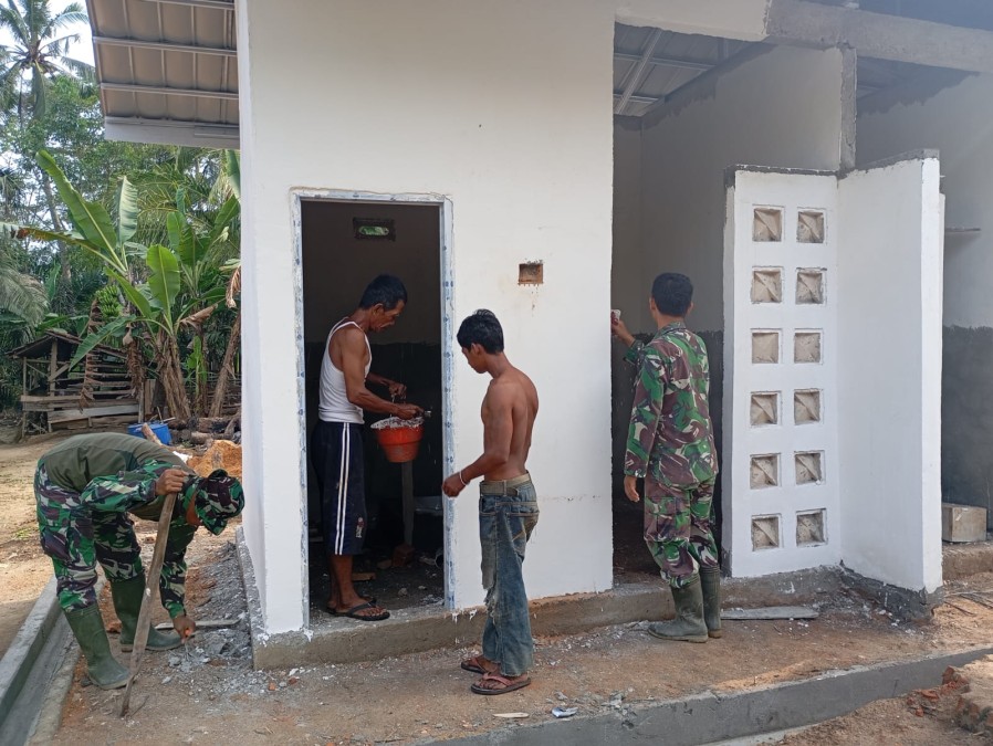 Pembangunan MCK TMMD Ke-125 di Desa Kota Baru SP 7 Masuki Tahap Plamir dan Pemasangan Kloset