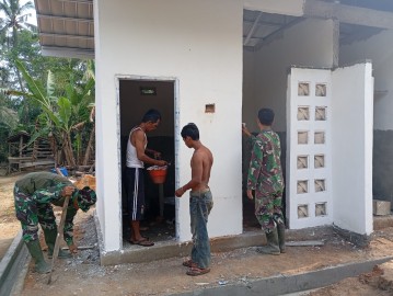Pembangunan MCK TMMD Ke-125 di Desa Kota Baru SP 7 Masuki Tahap Plamir dan Pemasangan Kloset