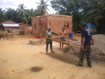 SATGAS TMMD KE-125 KODIM 0406/LUBUKLINGGAU SERTU PURWANTO, KEPALA TUKANG PEMBANGUNAN RUMAH LAYAK HUNI, PERCEPAT PEMBANGUNAN BERSAMA MASYARAKAT DI DESA KOTA BARU SP 7