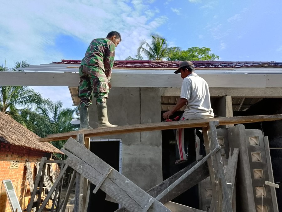 Satgas TMMD Ke-125 Kodim 0406/Lubuklinggau: Pembangunan MCK di Desa Kota Baru SP 7 Memasuki Tahap Pemasangan Atap