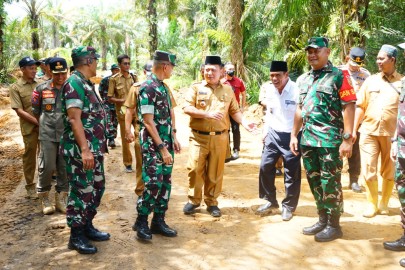 Dandim 0406/Lubuklinggau Dampingi Letjen TNI Muhammad Zamroni Tinjau TMMD Ke-125