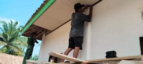 Bersama masyarakat TNI kuat anggota kodim 0406/Lubuklinggau gotong royong dalam rangka rehap musolah di sp 7 cecar.