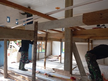 SATGAS TMMD KE-125 KODIM 0406/LUBUKLINGGAU LANJUTKAN PEMBANGUNAN MUSHOLA BAITUL MUTTAQIN DI DESA KOTA BARU SP 7