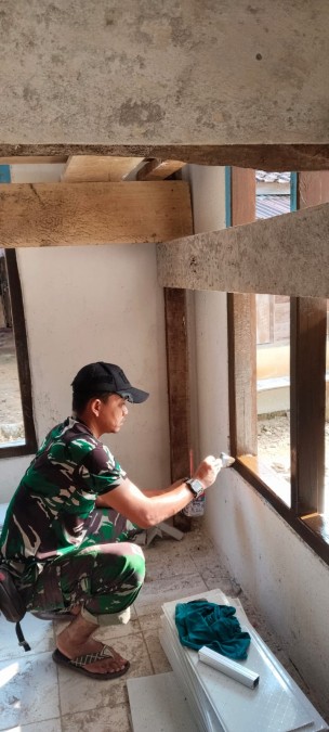 Anggota kodim 0406/lubuklinggau Bersama Masyarakat Laksanakan Perehapan Mushola di Desa SP 7 Cecar, Kota Baru