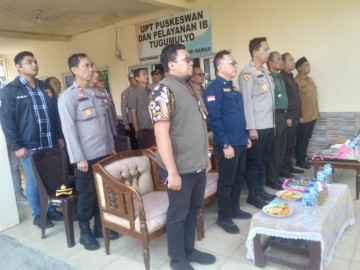 Danramil 406-06/Tugumulyo kapten INF Hendri Susanto hadiri acara gerakan pangan murah yg di lakukan polri di wilayah