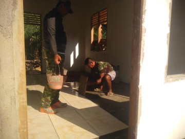 Progres Pembangunan Rumah Layak Huni TMMD ke-125 Kodim 0406/Lubuklinggau: Pemasangan Keramik Lantai Dimulai