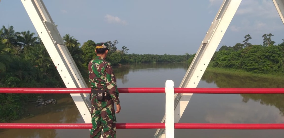 Cegah terjadinya banjir di wilayah binaan Babinsa Koramil 406-04/Muara Lakitan pantau arus sungai di wilayah binaan.