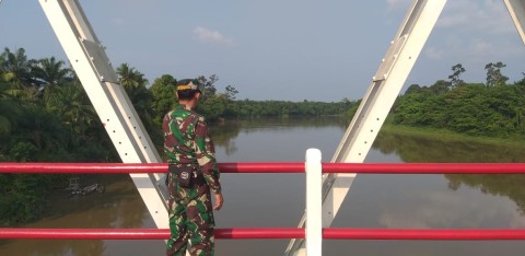 Cegah terjadinya banjir di wilayah binaan Babinsa Koramil 406-04/Muara Lakitan pantau arus sungai di wilayah binaan.
