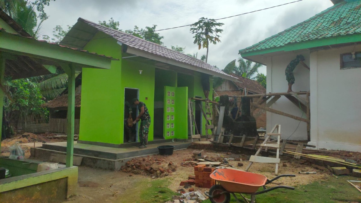 Satgas TMMD ke-125 Kodim 0406/Lubuklinggau Masuki Tahap Pemasangan Keramik MCK di Desa Kota Baru SP 7