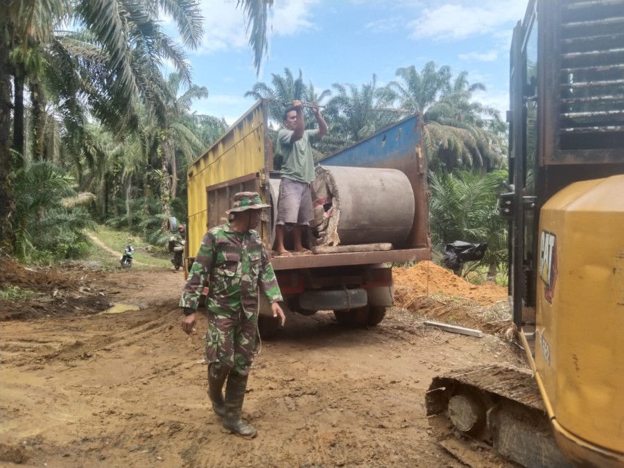 Satgas TMMD ke-125 Kodim 0406/Lubuklinggau Tinjau Penurunan Gorong-Gorong di Desa Kota Baru SP 7