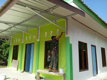 SATGAS TMMD KE-125 KODIM 0406/LUBUKLINGGAU PEREHABAN MUSALA BAITUL MAQDIS MEMASUKI TAHAP PENGECATAN