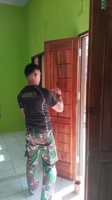SATGAS TMMD KE-125 KODIM 0406/LUBUKLINGGAU LANJUTKAN PEREHAPAN MUSOLAH: MASUKI TAHAP PENGECATAN PINTU DAN PEMBUATAN KALIGRAFI