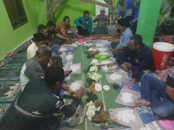 Warga Desa Kota Baru SP 7 Gelar Doa dan Makan Bersama Satgas TMMD Ke-125 Kodim 0406/Lubuklinggau Sebagai Wujud Syukur atas Selesainya Perehaban Musala