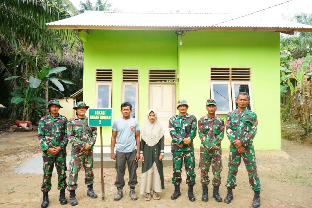 SYUKUR DAN TERIMA KASIH DARI BAPAK ANJAR: RUMAH LAYAK HUNI DI DESA KOTA BARU SP 7 SIAP DITEMPATI BERKAT TMMD KE-125 KODIM 0406/LUBUKLINGGAU