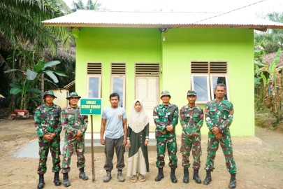 SYUKUR DAN TERIMA KASIH DARI BAPAK ANJAR: RUMAH LAYAK HUNI DI DESA KOTA BARU SP 7 SIAP DITEMPATI BERKAT TMMD KE-125 KODIM 0406/LUBUKLINGGAU