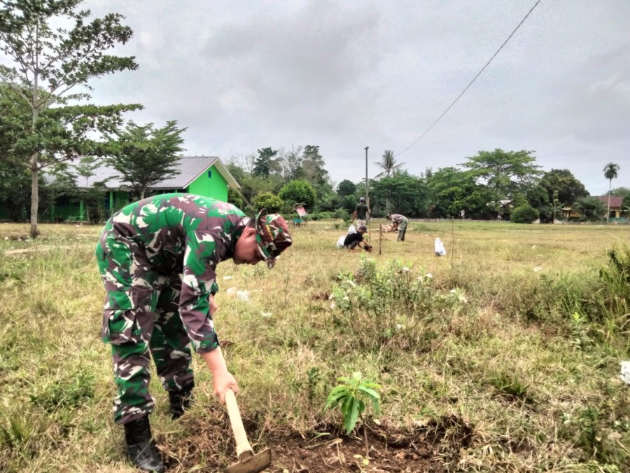 Satgas TMMD Ke-125 Kodim 0406/Lubuklinggau Tanam 50 Bibit Alpukat di Desa Kota Baru SP 7