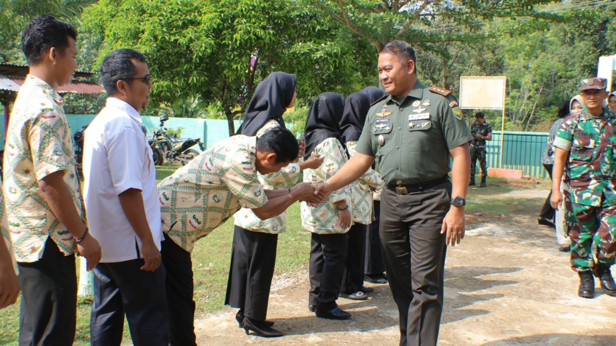 Dandim 0406/Lubuklinggau di dampingi Danramil 406-07/jayaloka tinjau rehap sekolah SD Kartika ll-10 di desa sukowono