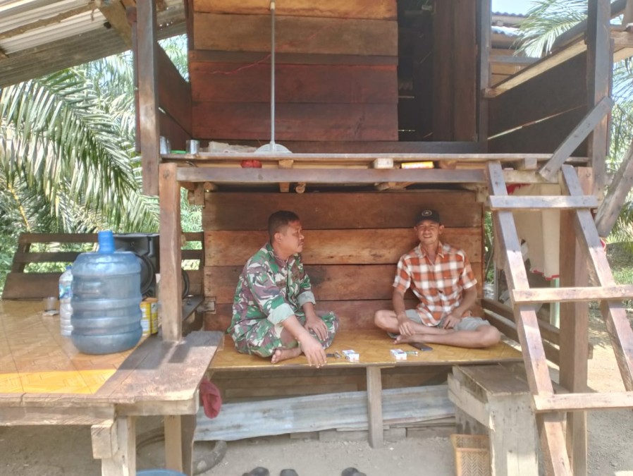 Babinsa Koramil 406-03/Rupit Sosialisasikan Bahaya dan Sanksi KARHUTLA di Desa Binaan