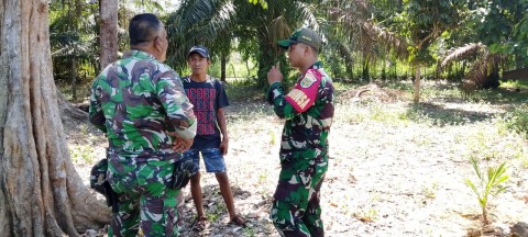 Babinsa Koramil 406-02/Rawas Ilir Laksanakan Komunikasi Sosial Bersama Warga Desa Pauh