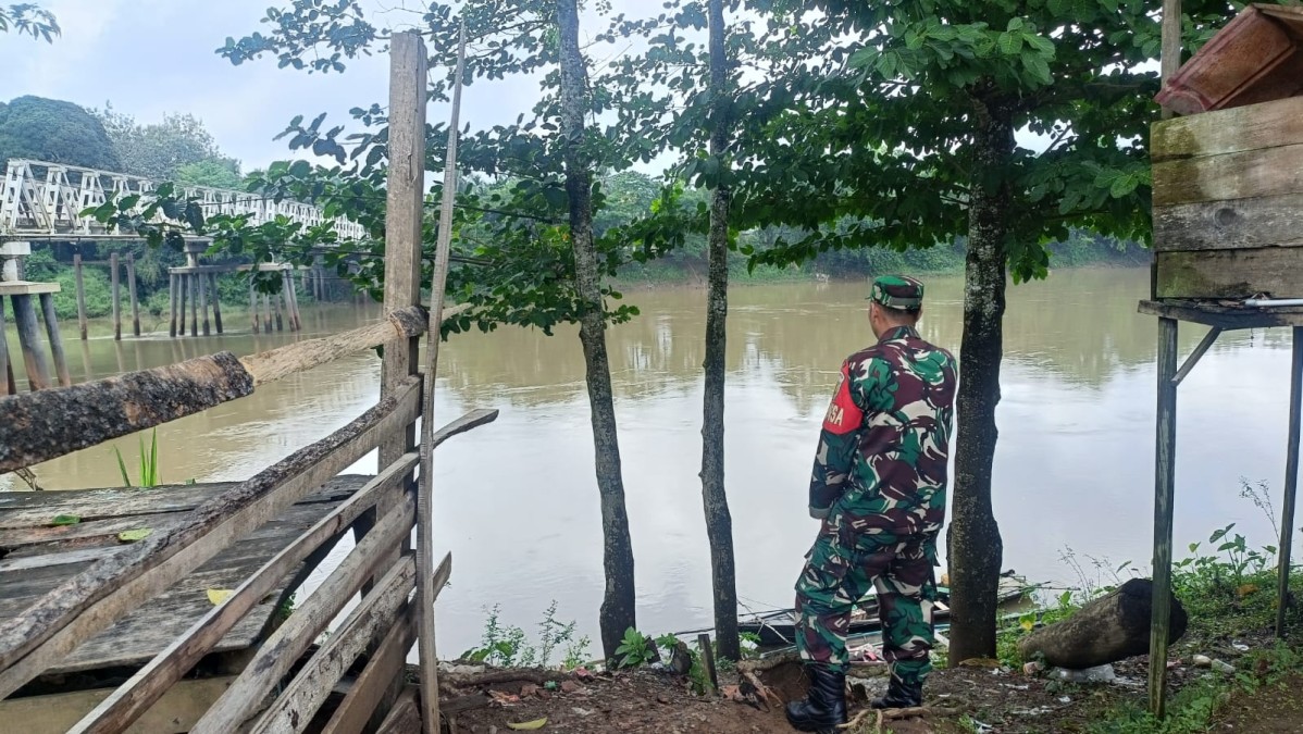 BABINSA KORAMIL 406-04/MUARA LAKITAN AKTIF LAKUKAN PANTAU DEBIT AIR SUNGAI DI WILAYAH BINAAN