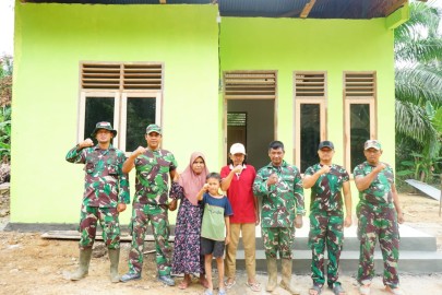 RUMAH IMPIAN YANG TERWUJUD: HARU KELUARGA BAPAK AGUS SAAT RUMAH LAYAK HUNI DARI SATGAS TMMD KE-125 DAPAT DITEMPATI