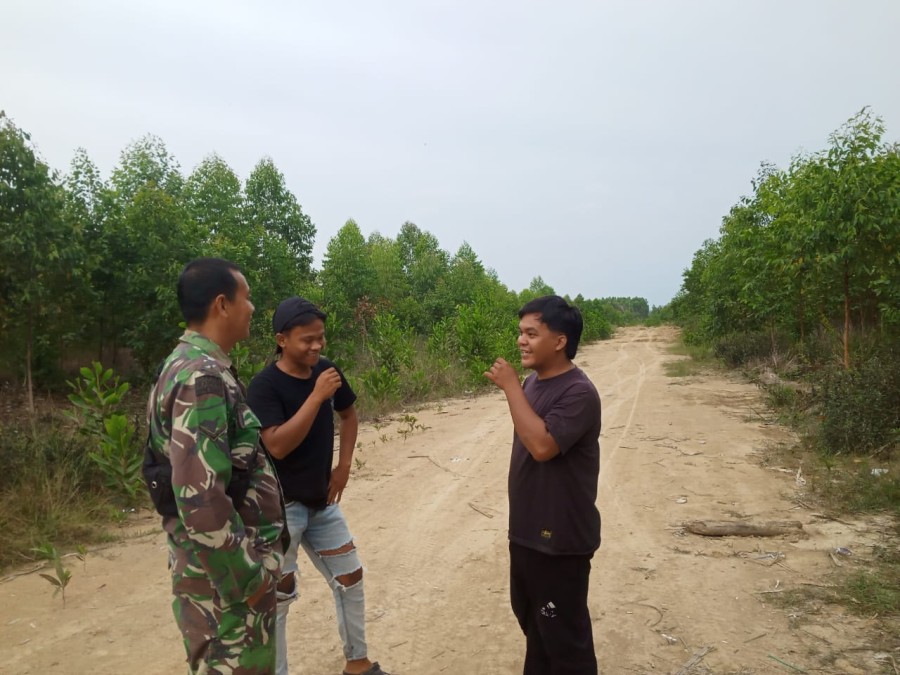 Sertu Ali Mubin laksanan kegiatan silahturahmi dengan masyarakat desa binaan di desa bumi makmur