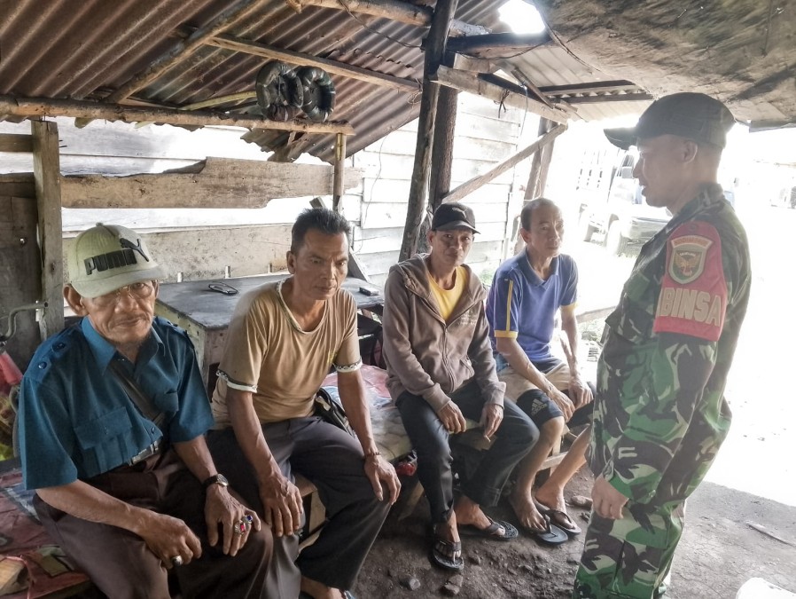 Sosialisasi Pencegahan Karhutla oleh Babinsa Koramil 406-01/Rawas Ulu di Desa Remban