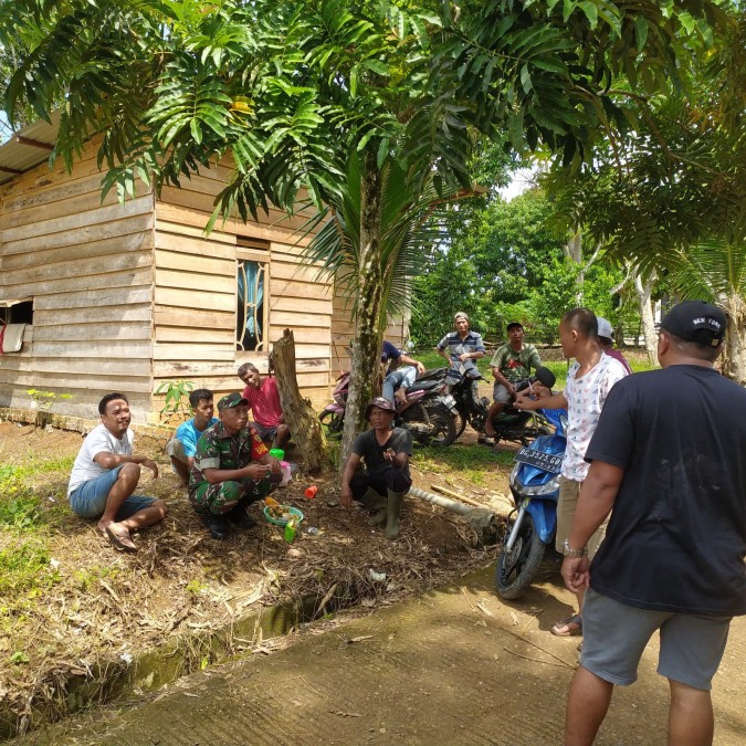 Serka Mardianto Babinsa Koramil 406-10/Lubuklinggau Timur Jalin Komunikasi dengan Warga RT 01 Kelurahan Tanah Periuk