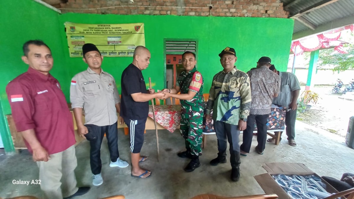 Bersama rakyat TNI kuat Serda subur Hadir di tengah-tengah masyarakat desa binaan