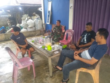 Babinsa Koramil 406-01/Rawas Ulu Sosialisasikan Bahaya Judi Online kepada Remaja di Desa Teladas