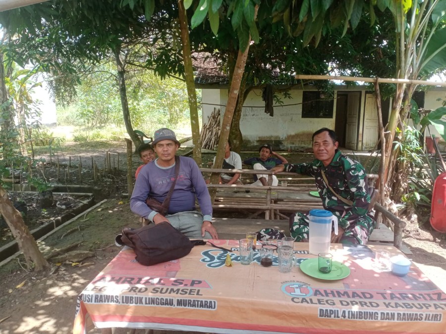 Pererat hubungan dengan masyarakat sertu Sutarno sambangi kelurahan muara Lakitan