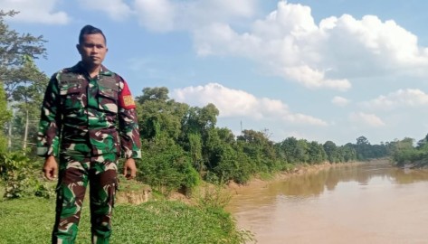 Anggota Koramil 406-06/Tugumulyo aktif lakukan pengecekan debit air sungai di wilayah
