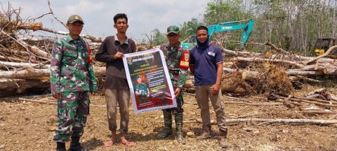 Babinsa Koramil 406-07/Jayaloka Sosialisasikan Pencegahan Karhutla di Desa Donorejo