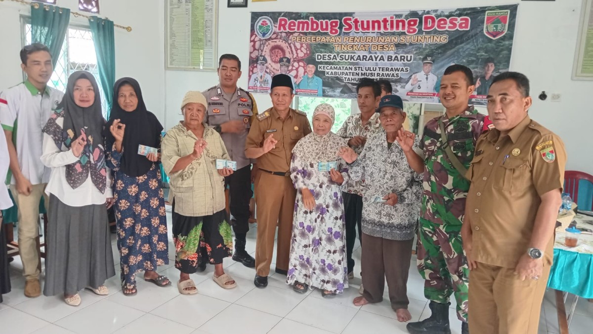 Babinsa Koramil 406-09/Trawas Hadiri Acara Pembagian BLT Tahun 2025 di Desa Sukakarya Baru