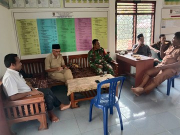 Tingkatkan kerjasama dengan perangkat desa sertu Wahyu Nugroho sambangi desa sp 9 harapan makmur