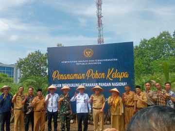 Wujud dukung program pemerintah Danramil 406-06/Tugumulyo hadir acara penanaman pohon kelapa di lapas narkoba muara Beliti