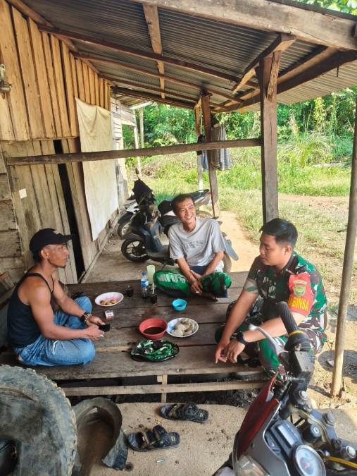 Babinsa Koramil 406-05/Muara Kelingi Jalin Keakraban dengan Warga Desa Pelawe