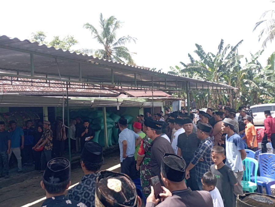 Kopda Yogi Babinsa Koramil 406-06/Tugumulyo hadir pemakaman warga di wilayah binaan.