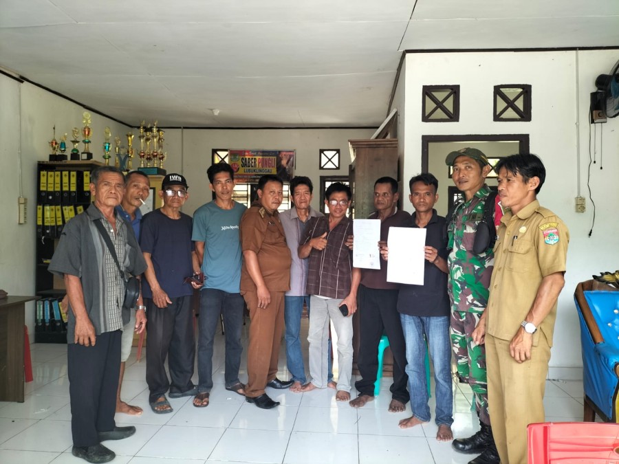 Babinsa Koramil 406-08/Lubuk Linggau Bantu Selesaikan Permasalahan Warga di Kantor Lurah Belalau II