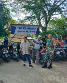 Babinsa Koramil 406-10/Lubuklinggau Timur, Serma Suwartono, Jalin Keakraban dengan Warga di Lokasi Wisata Bendungan Watervang