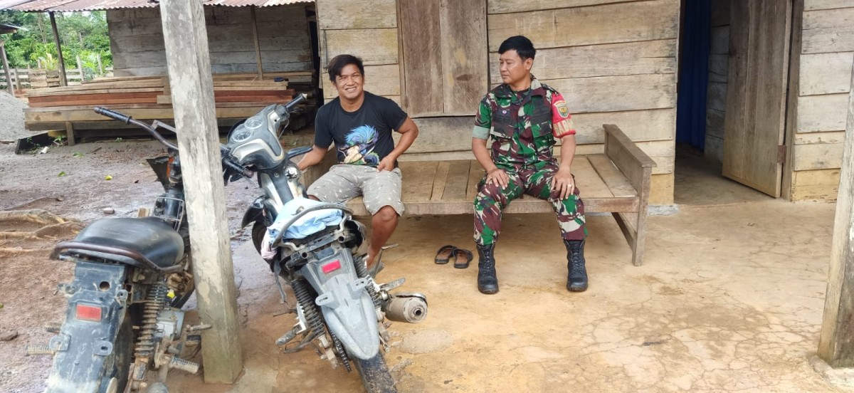 TNI MEMBANGUN NEGERI: Babinsa Koramil 406-05/Muara Kelingi, Serda Heru Suprianto Sambangi Warga Desa Sungai Naik