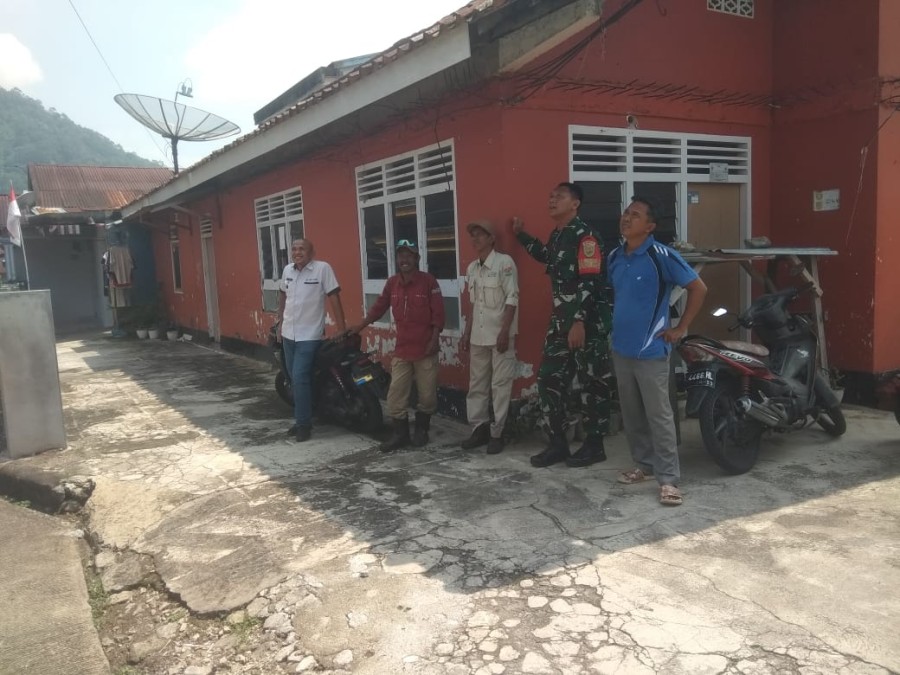 Babinsa Koramil 406-08/Lubuk Linggau Laksanakan Komsos dan Monitoring Perbaikan Lampu Jalan di Kelurahan Keputraan