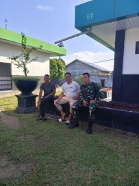 Sertu Dodi Saputra Babinsa Koramil 406-05/Muara Kelingi Jalin Silaturahmi dengan Warga Desa Mekar Jaya